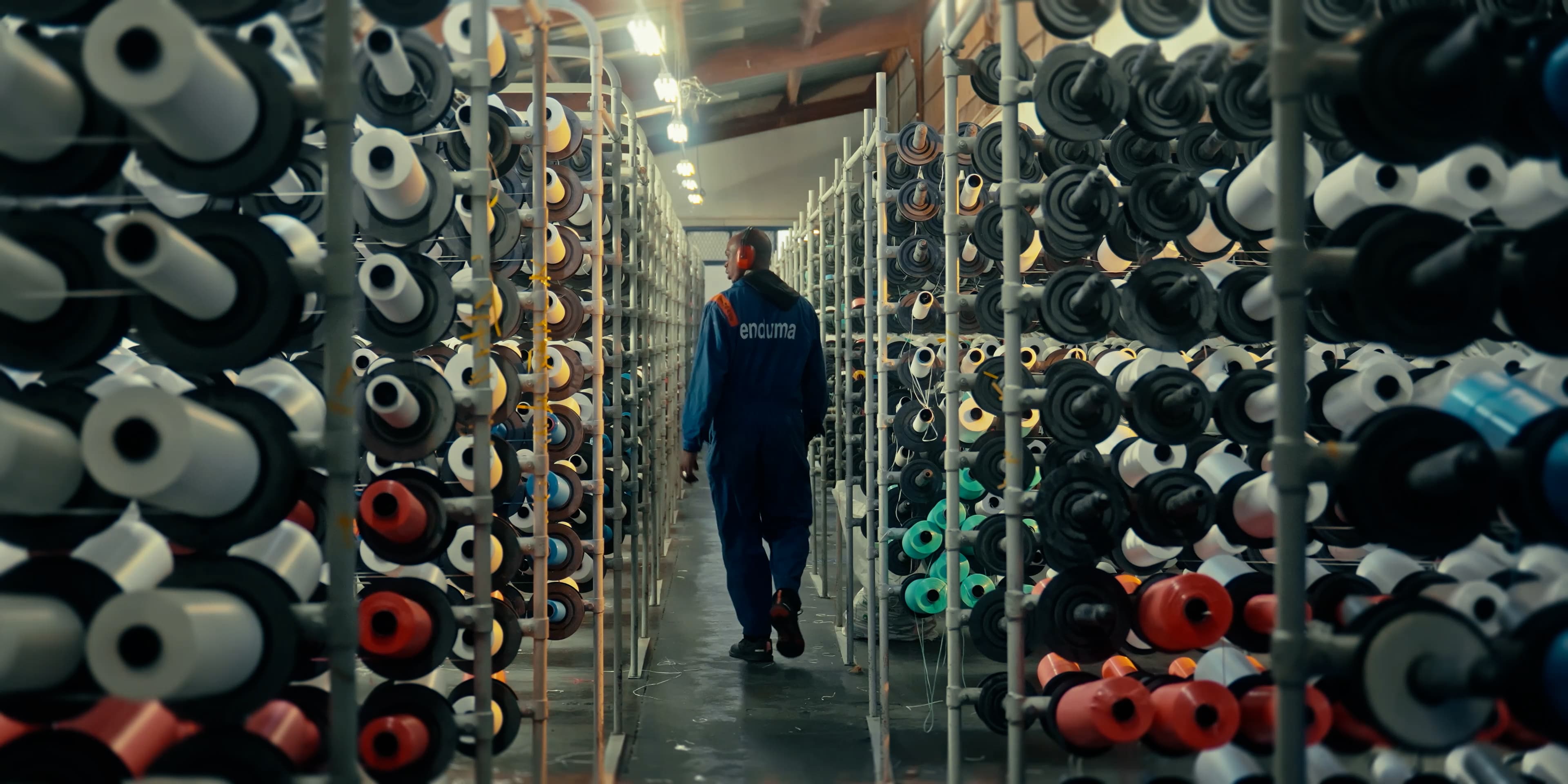 Une allée de bobines de fil dans une usine