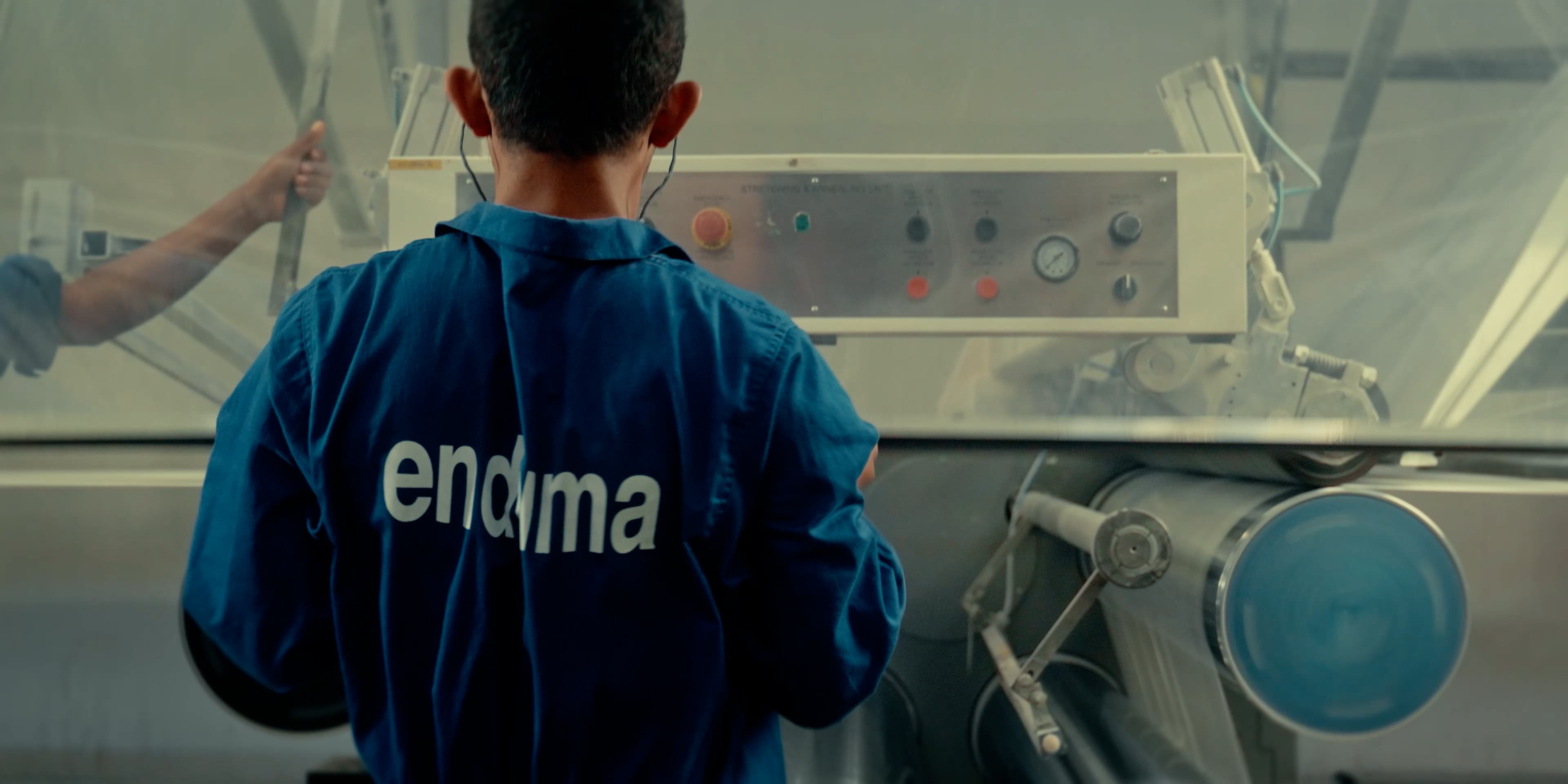 Un technicien Enduma de dos devant une machine
